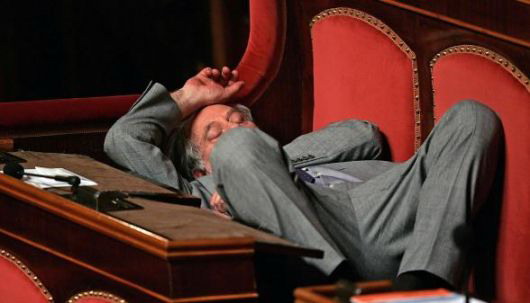previti dorme in parlamento
